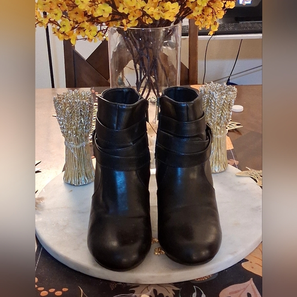 Kenneth Cole Reaction Black Leather Wedge Booties 2" Heel Size 7.5 - Picture 3 of 6